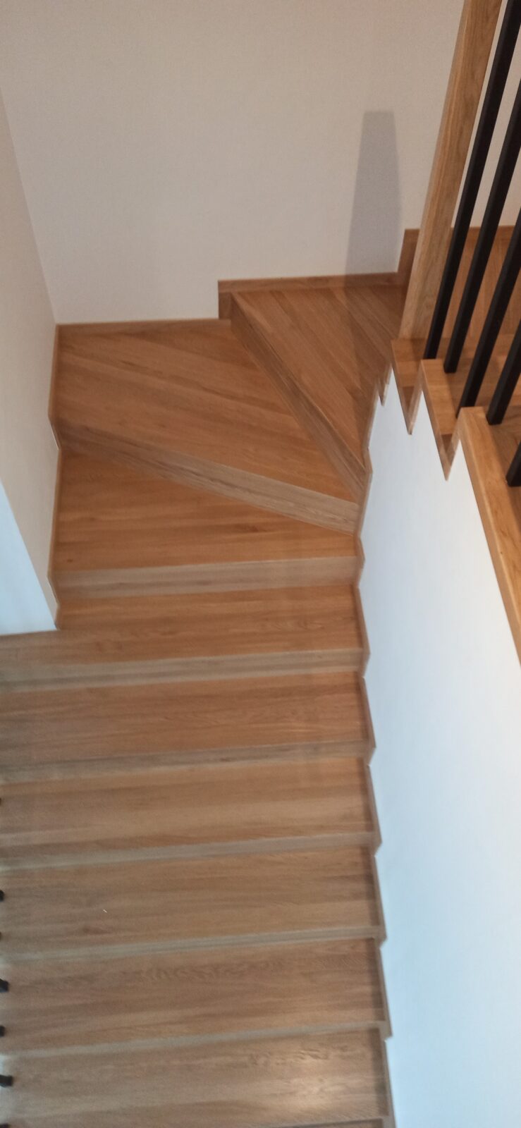 drewno na schodach